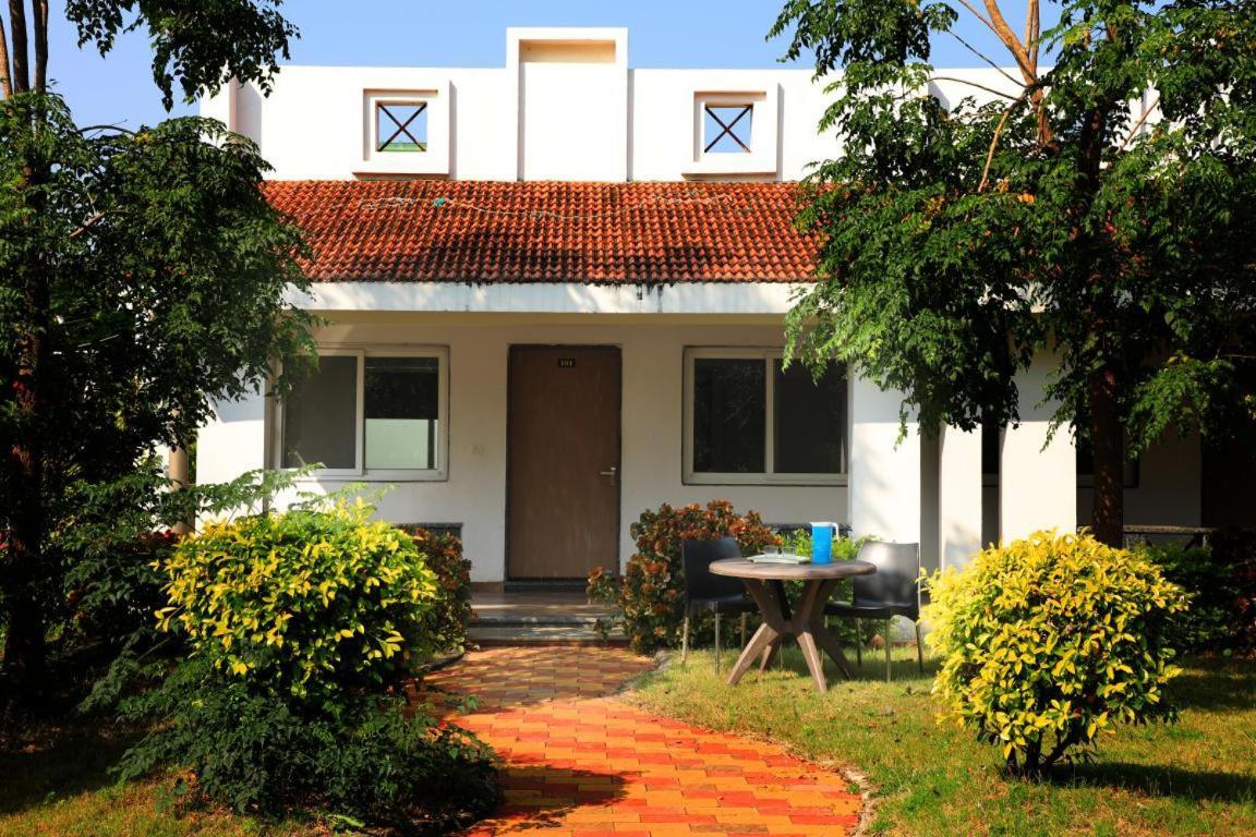Nisarg Resort Jabalpur Exteriör bild