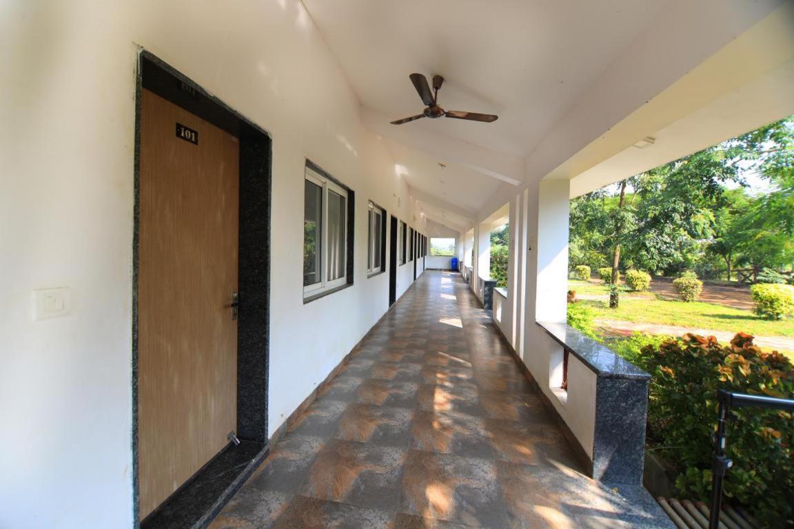 Nisarg Resort Jabalpur Exteriör bild