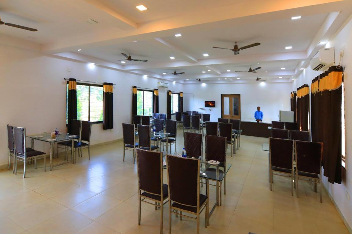 Nisarg Resort Jabalpur Exteriör bild